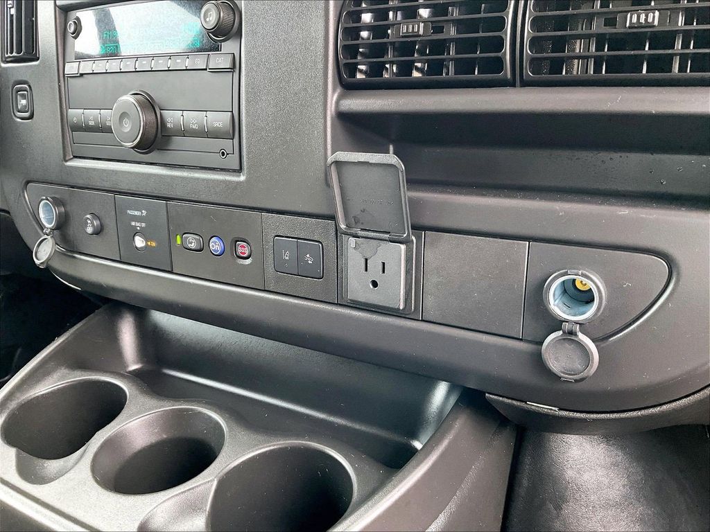 2025 Chevrolet Express 3500 — photo 25