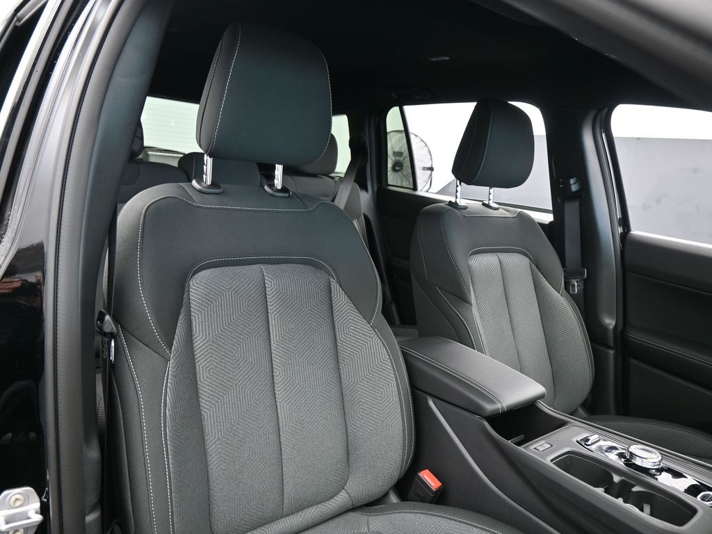 New 2026 Diamond Black Crystal Pearlcoat Jeep Laredo image 39