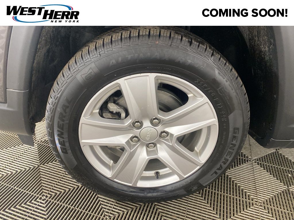 Used 2022 Gray Jeep Latitude image 26