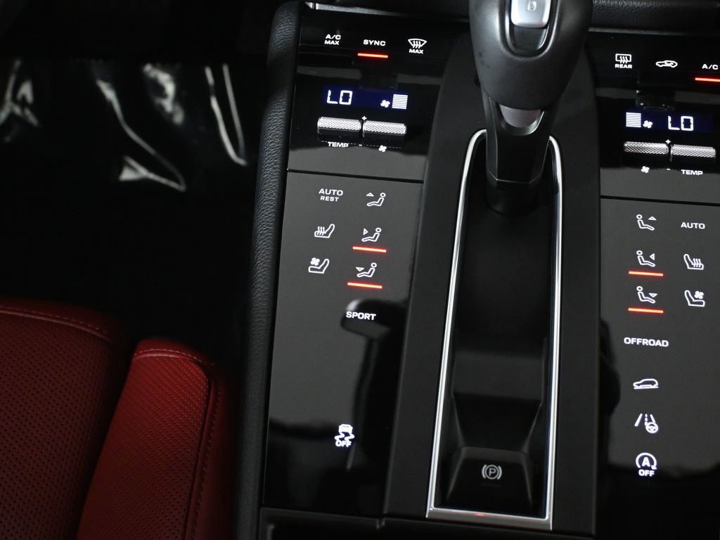 Thumbnail: 2026 Porsche Macan - 25