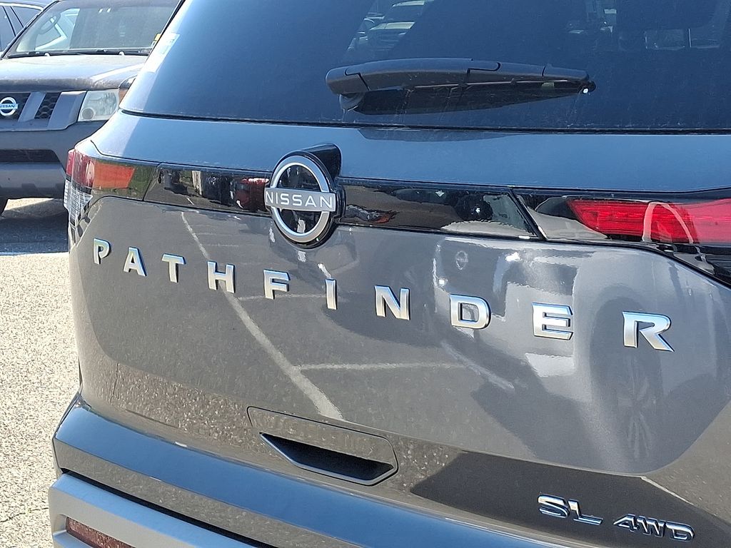 2025 Nissan Pathfinder SL 11