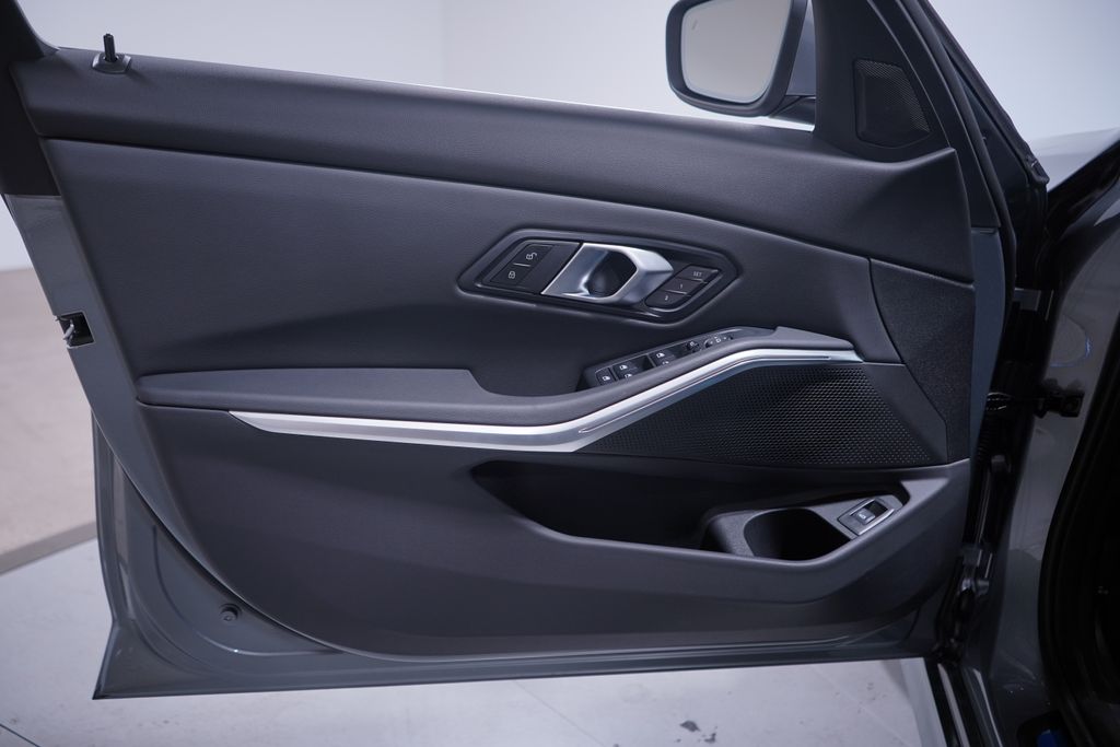 Thumbnail: 2025 BMW 3 Series - 10
