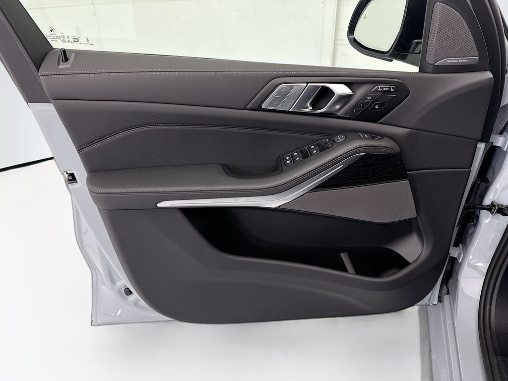 Thumbnail: 2027 BMW X7 - 24