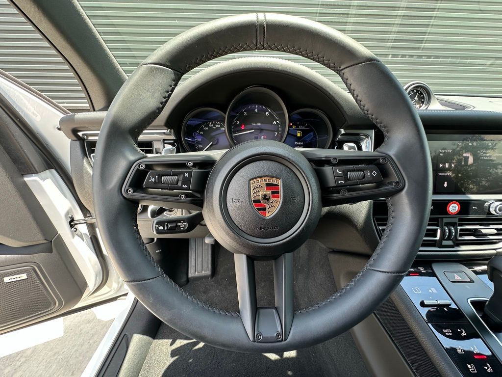 2025 Porsche Macan  16