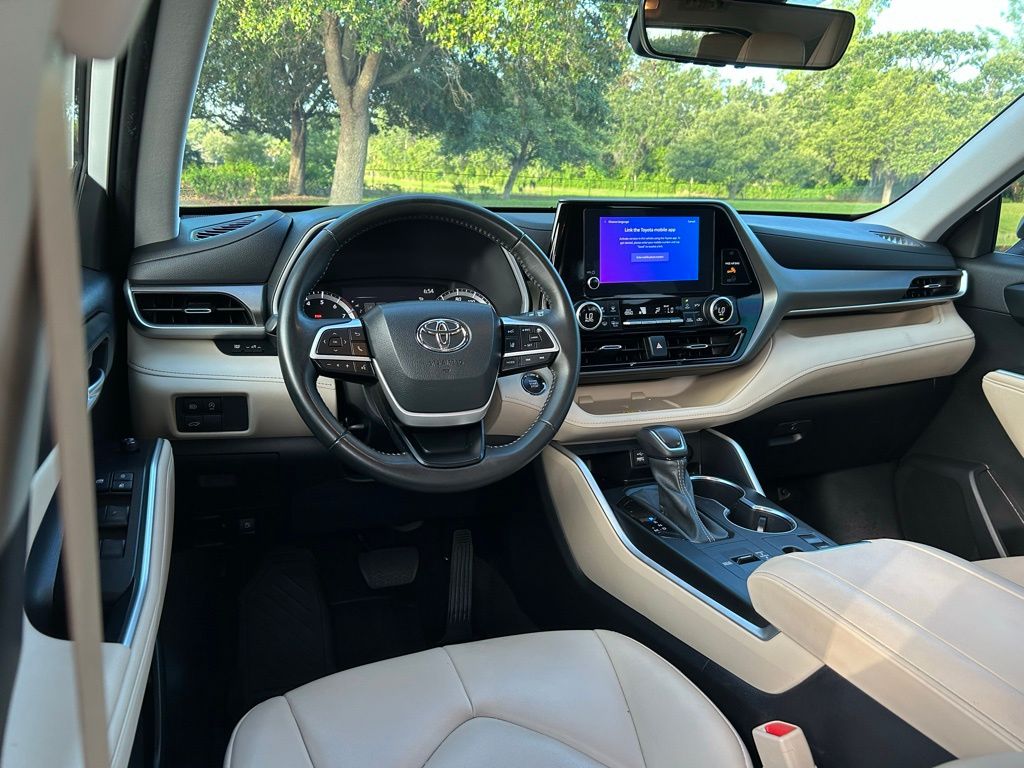 Thumbnail: 2023 Toyota Highlander - 12