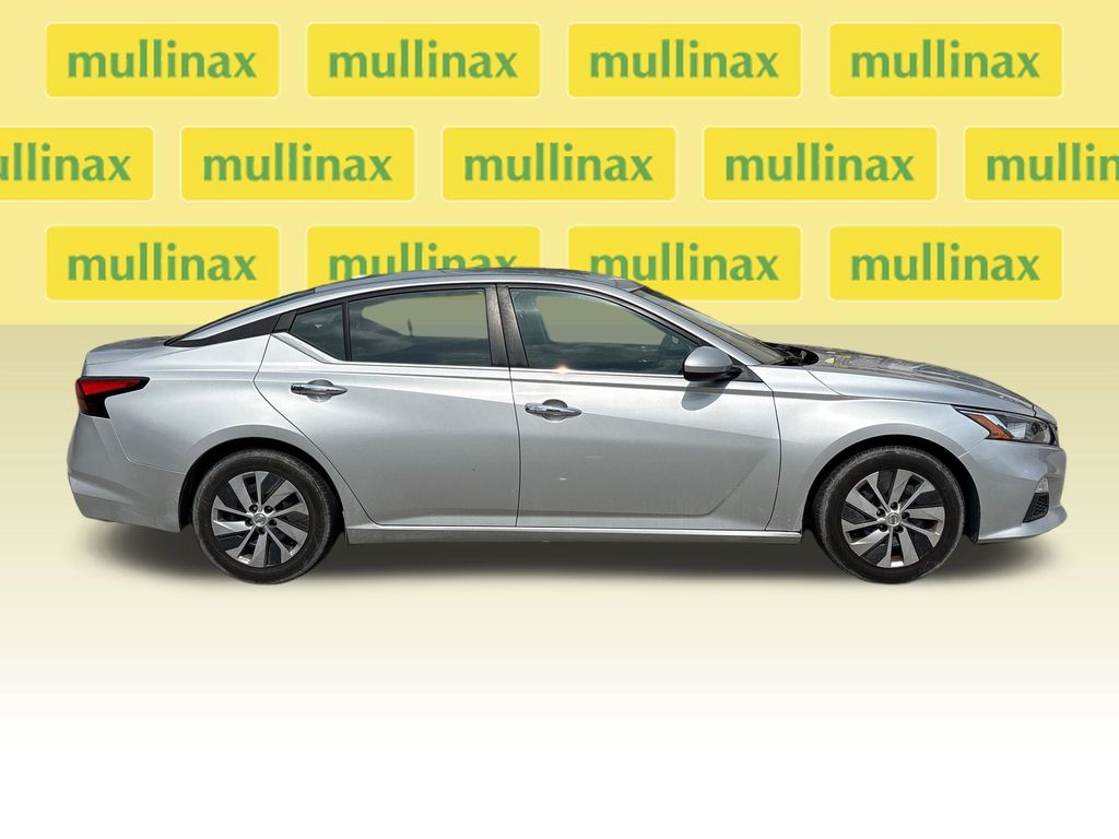 Used 2020 Silver Nissan 2.5 S image 2
