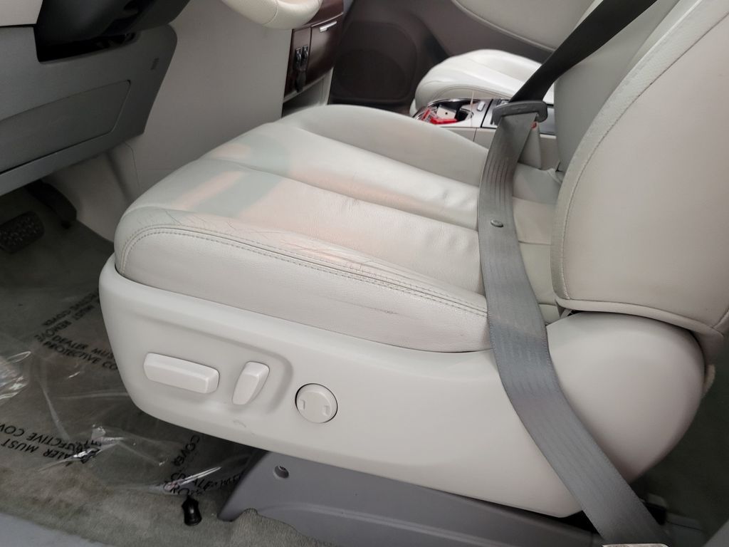 Thumbnail: 2012 Toyota Sienna - 23