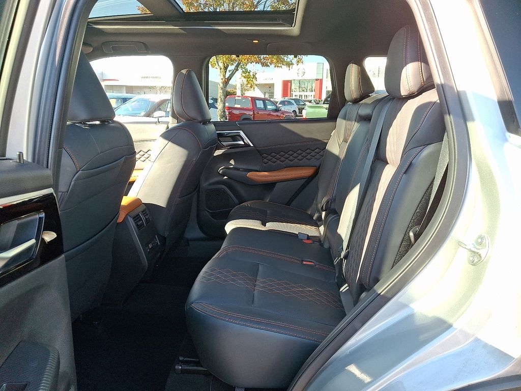 Thumbnail: 2022 Mitsubishi Outlander - 10