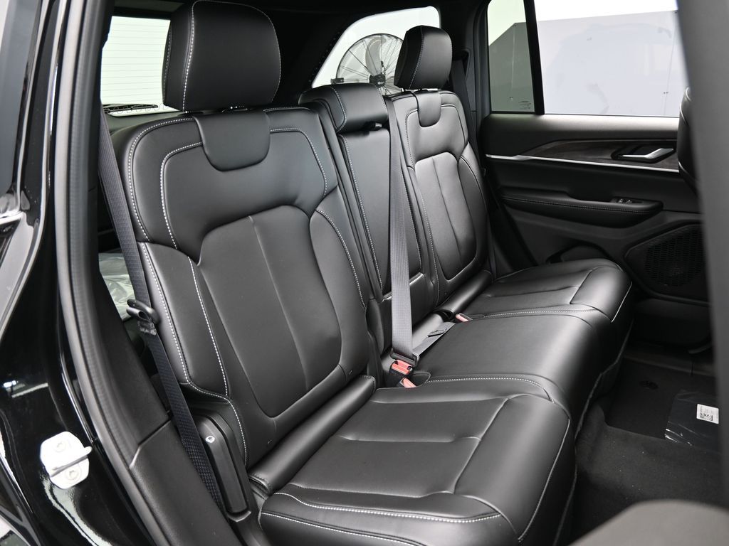 New 2025 Diamond Black Crystal Pearlcoat Jeep Limited image 37