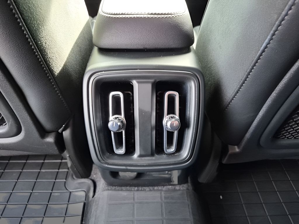 Used Car 2022 Volvo Xc40  R-design For Sale Under $25,000 In Austin, Texas