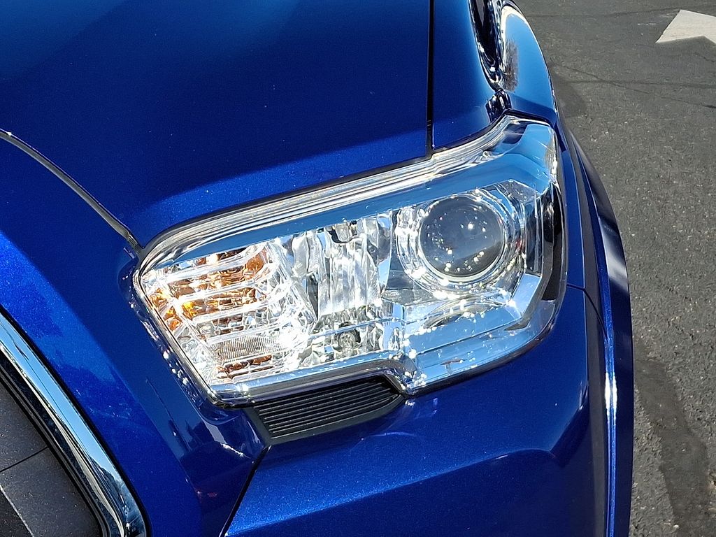 Thumbnail: 2022 Toyota Tacoma - 9