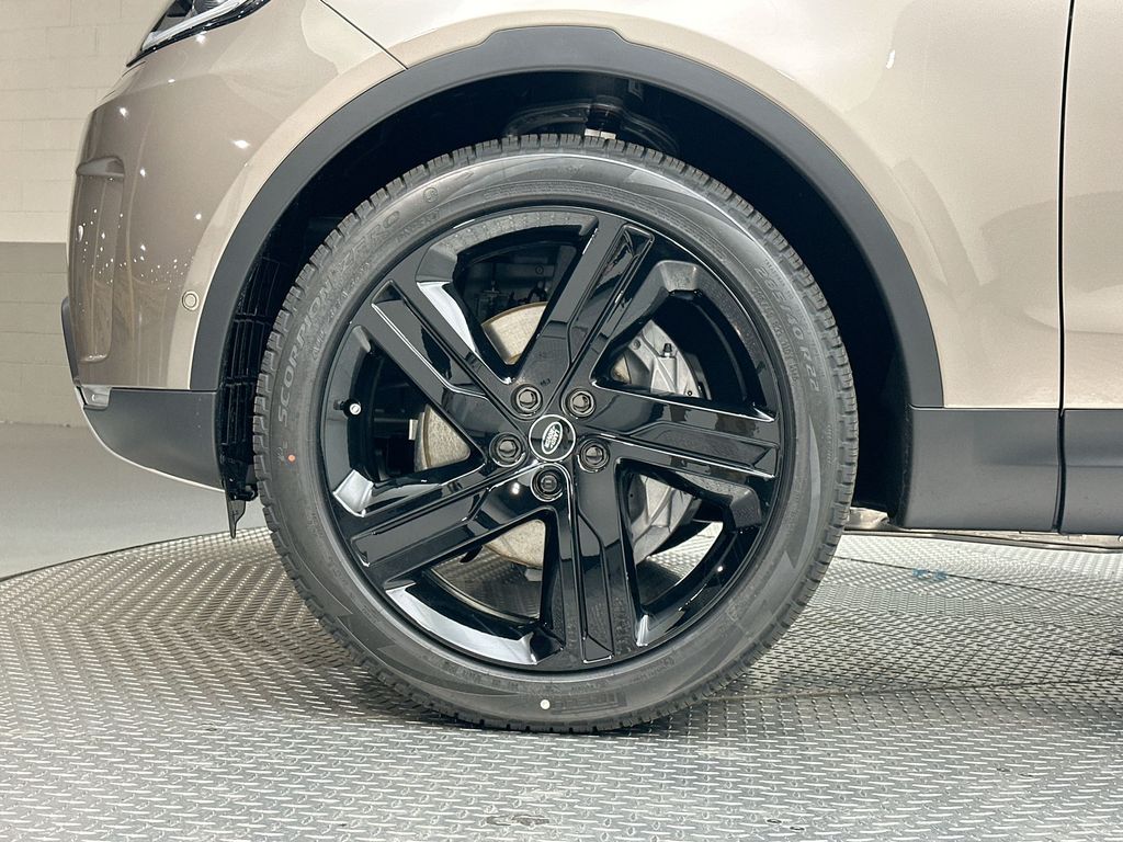 Thumbnail: 2026 Land Rover Discovery - 5