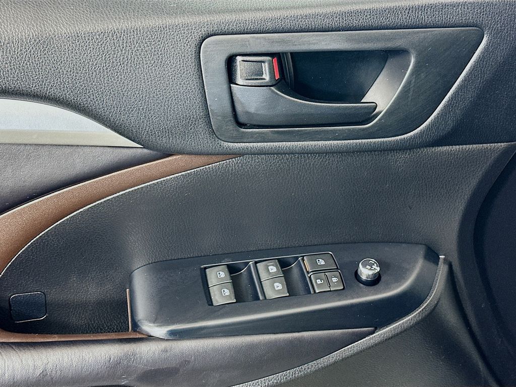 Thumbnail: 2018 Toyota Highlander - 17