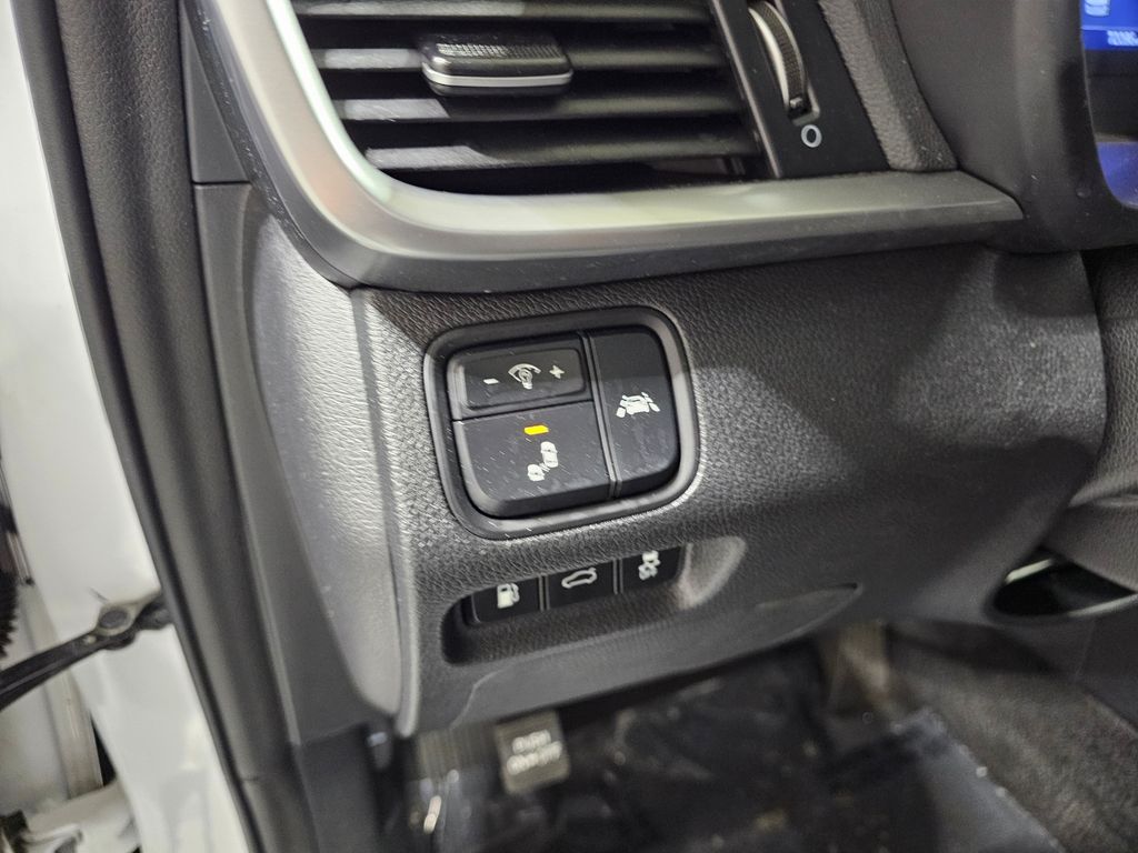 Used 2020 White Kia LX image 24