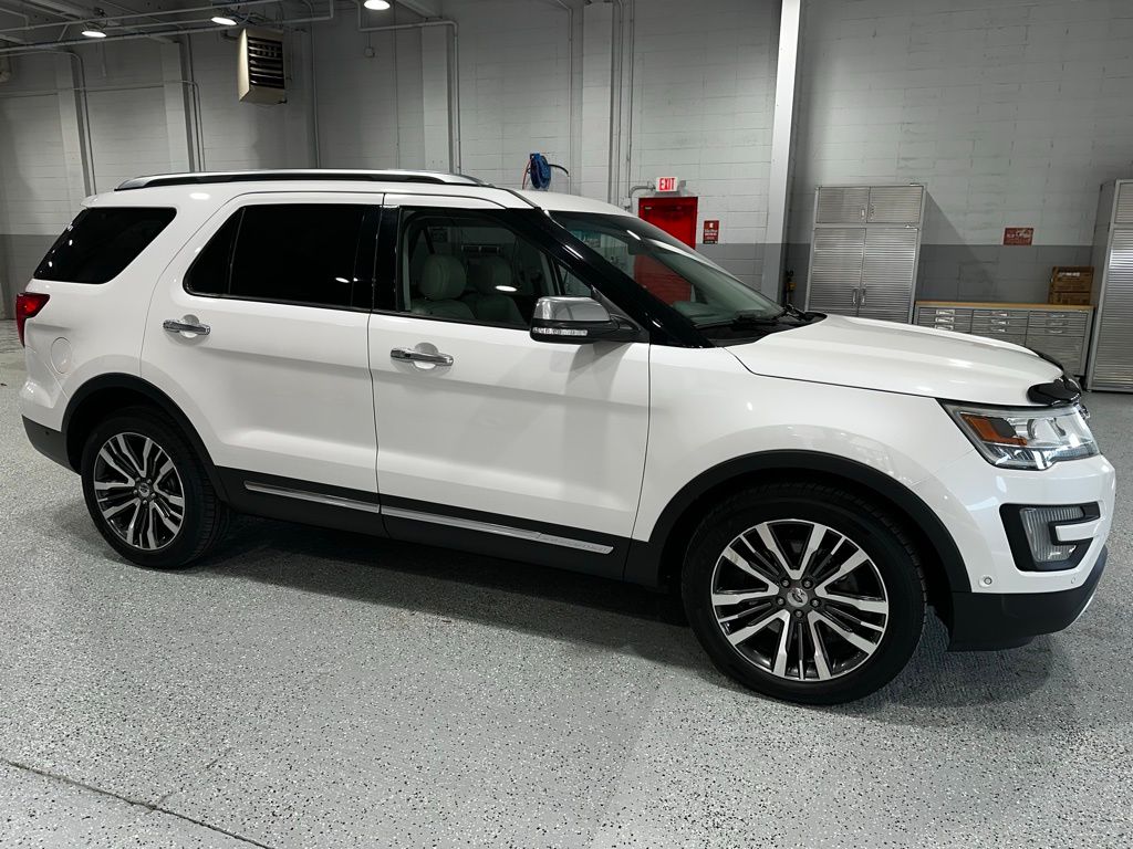 White Platinum Clearcoat Metallic 2016 Ford Explorer Platinum 4WD SUV / Crossover All-Wheel Drive 6-Speed Automatic