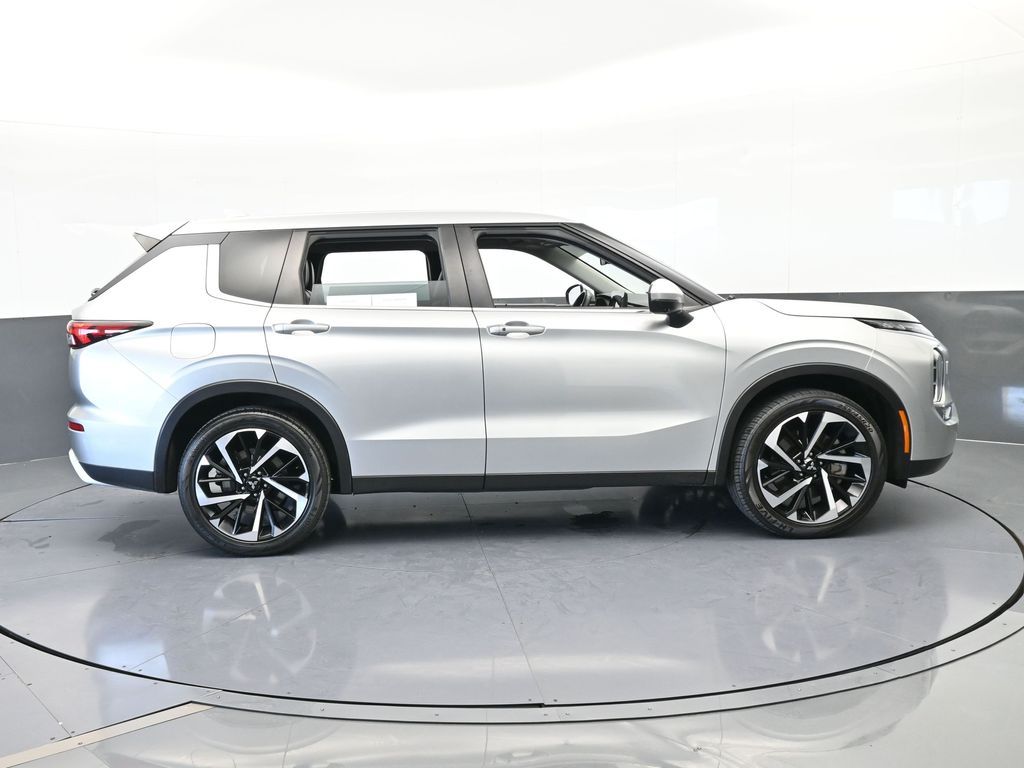 Used 2022 Alloy Silver Metallic Mitsubishi SE image 7
