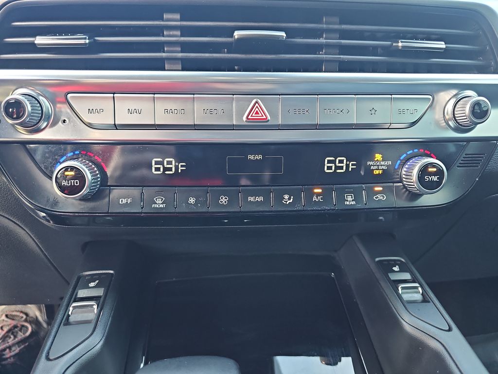 Used 2022 White Kia S image 26