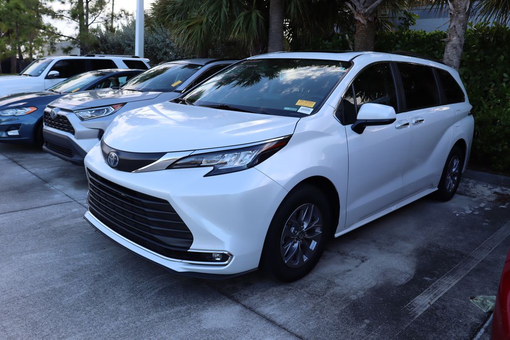 Thumbnail: 2023 Toyota Sienna - 1