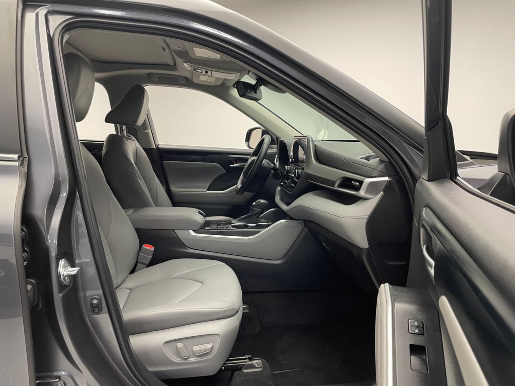 2023 Toyota Highlander XLE 17