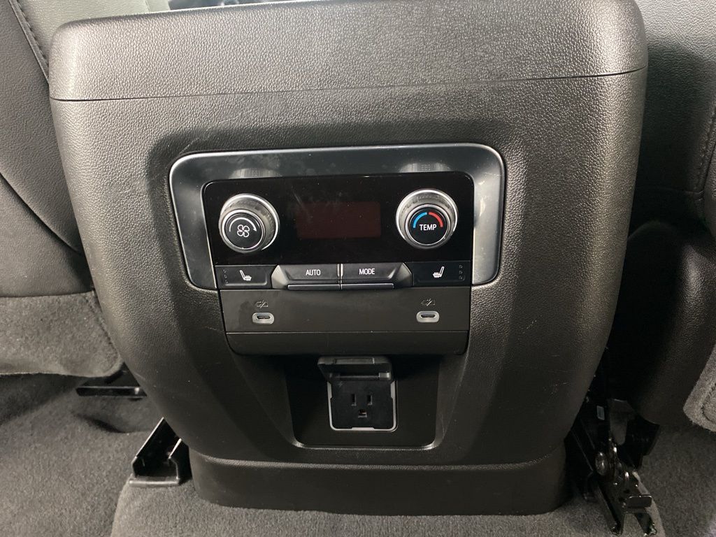 2023 Chevrolet Suburban Premier photo