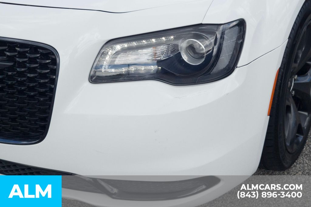 2022 Chrysler 300 Touring photo 11