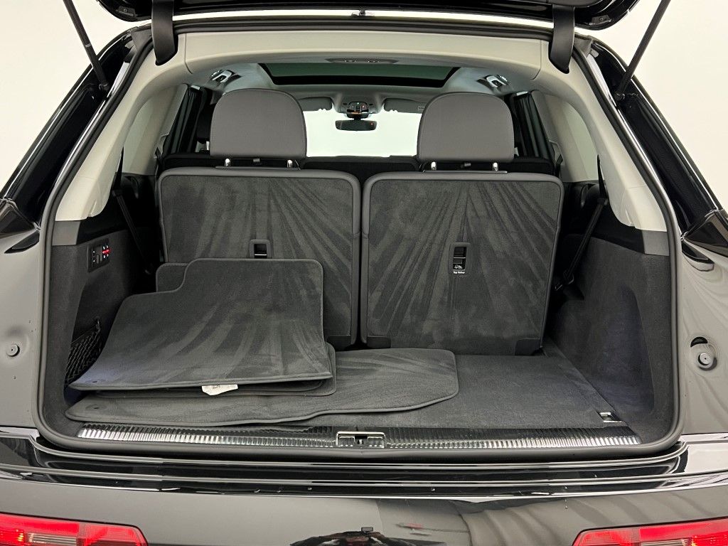 Thumbnail: 2023 Audi Q7 - 10