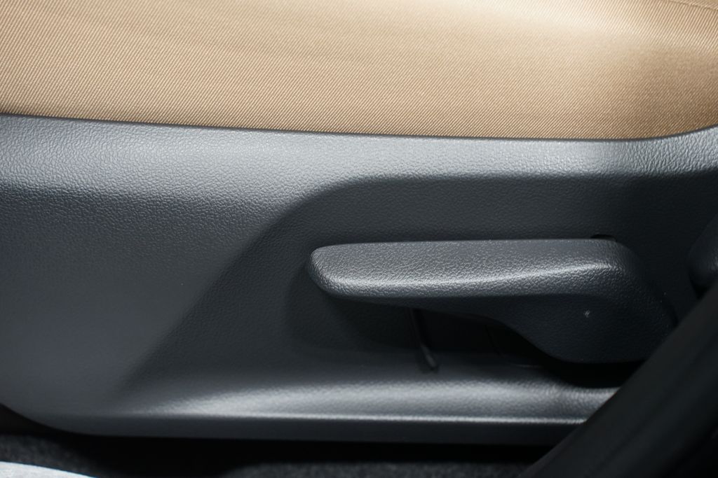 Thumbnail: 2025 Toyota RAV4 - 32