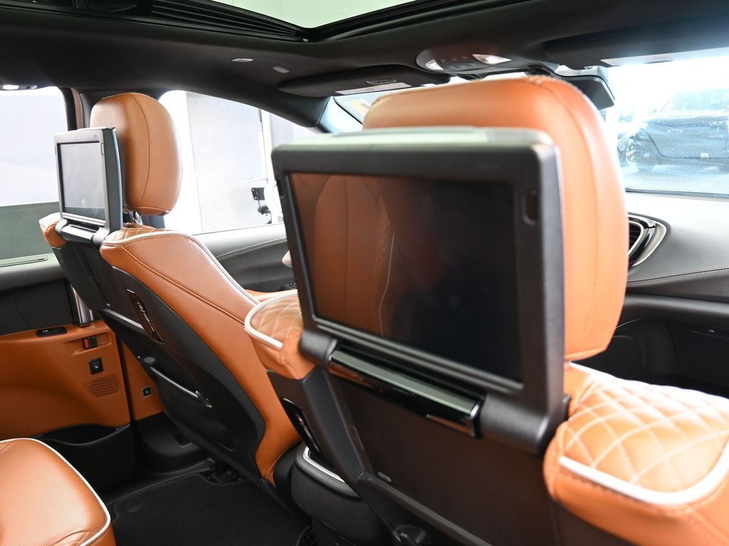 Used 2024 Bright White Clearcoat Chrysler Pinnacle image 55