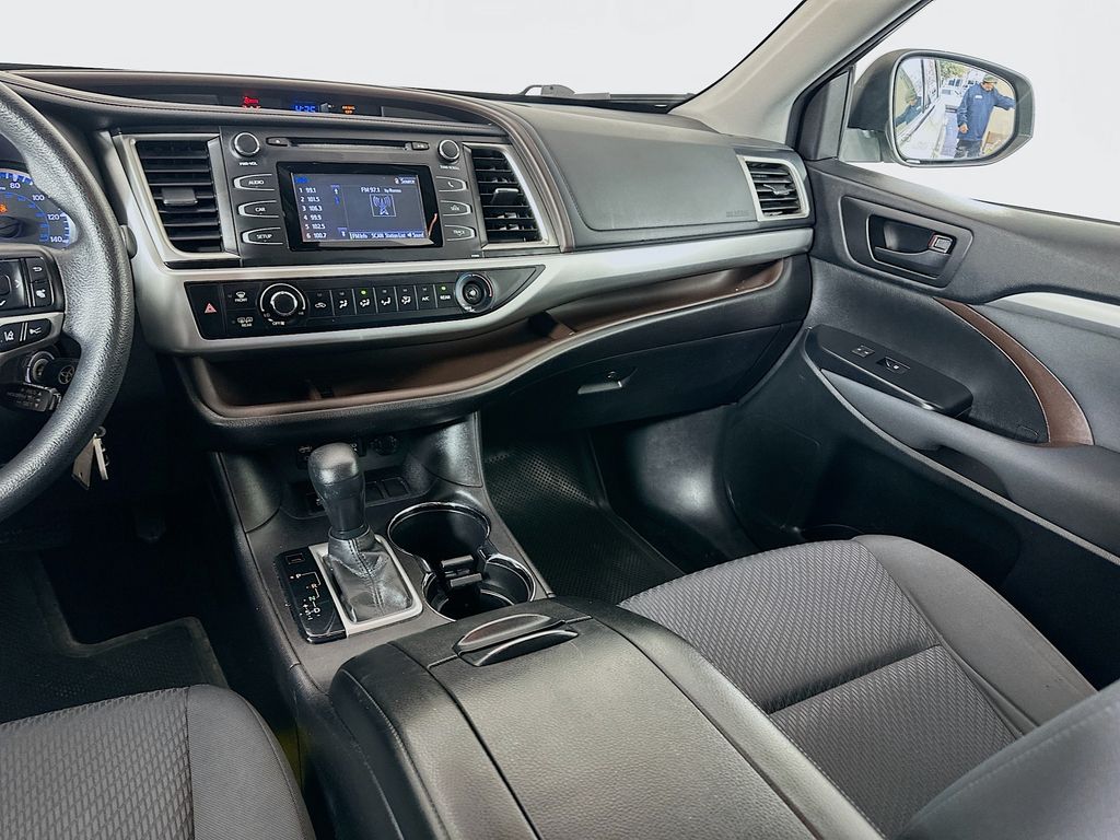 Thumbnail: 2017 Toyota Highlander - 22