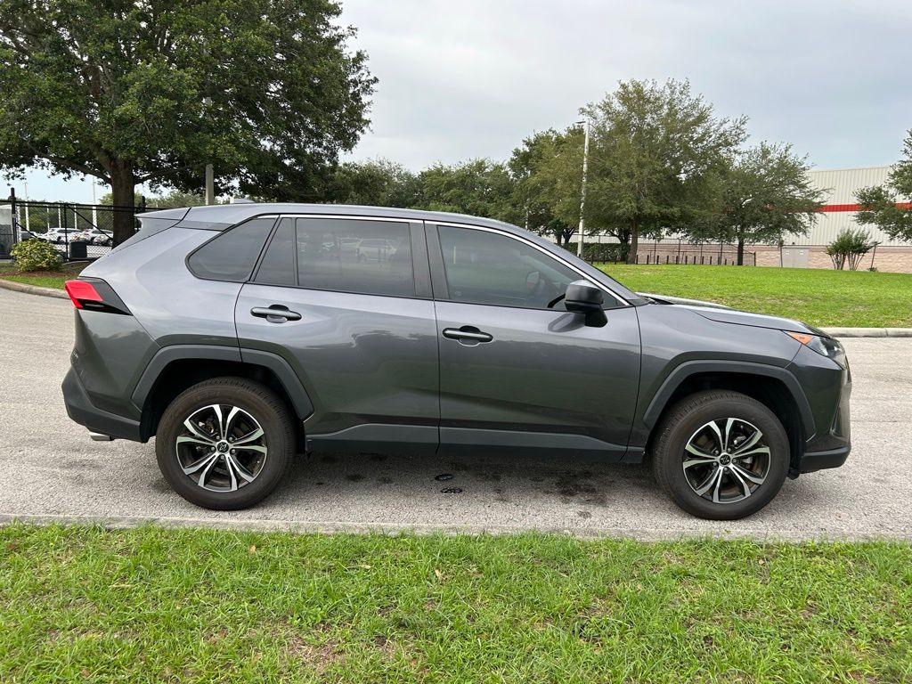 2022 Toyota RAV4 LE 6