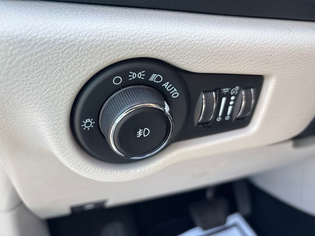 Used 2023 Chrysler Pacifica Van