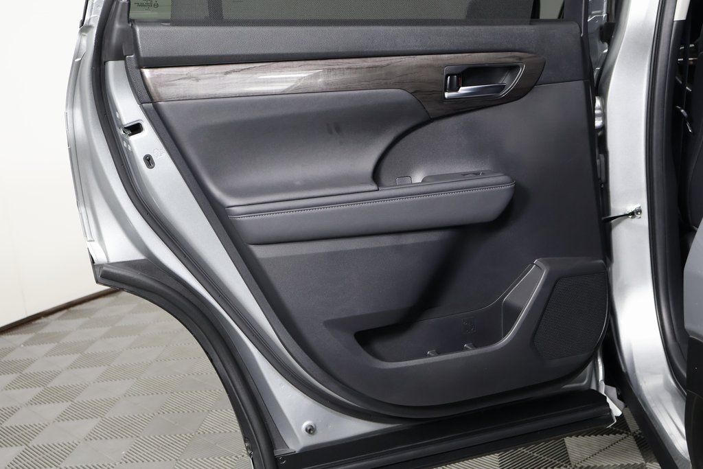 Thumbnail: 2023 Toyota Highlander - 14