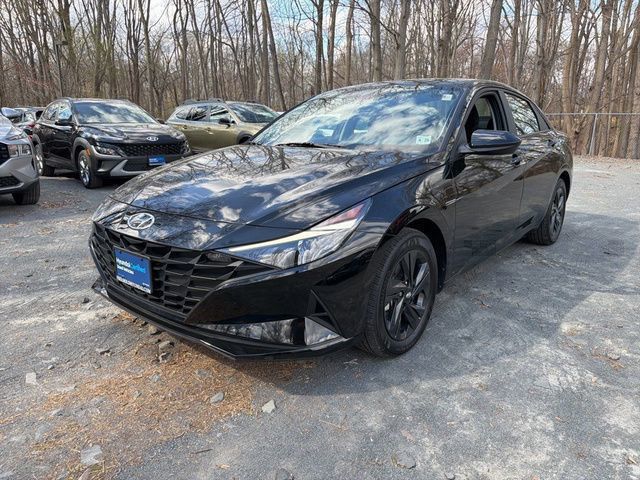 Onyx Black 2023 Hyundai Elantra SEL FWD Sedan Front-Wheel Drive Continuously Variable Transmission