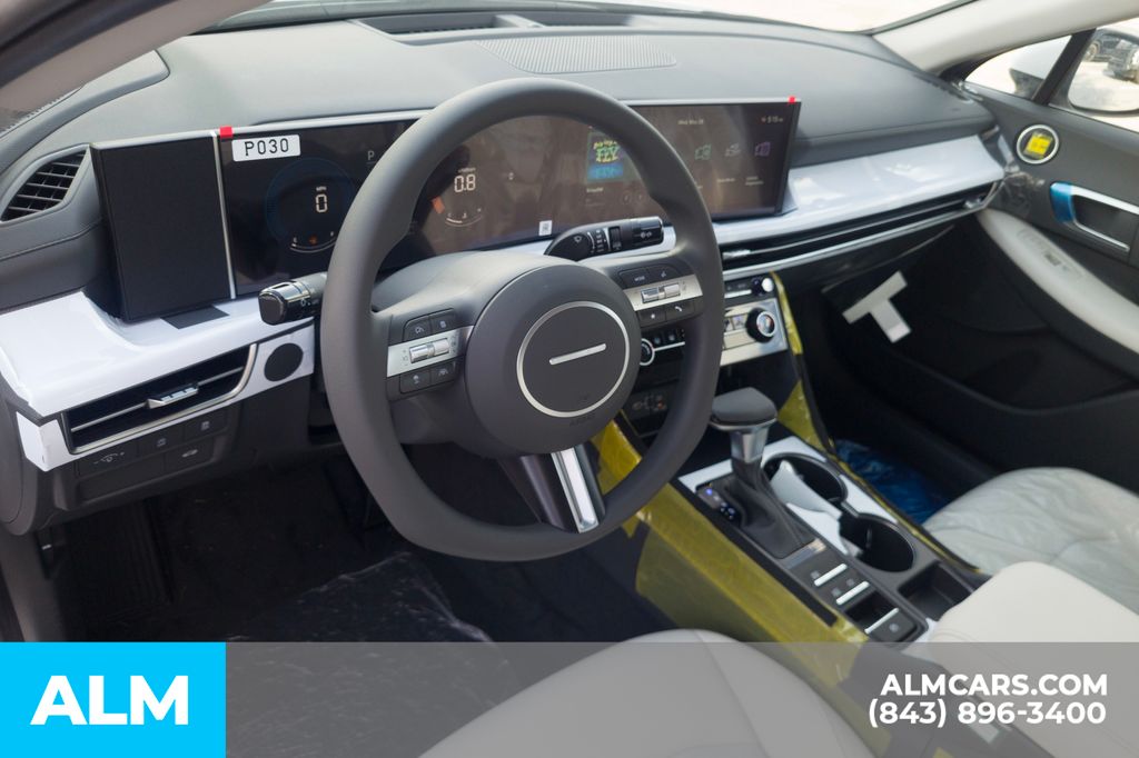Used 2025 White Hyundai SE image 12