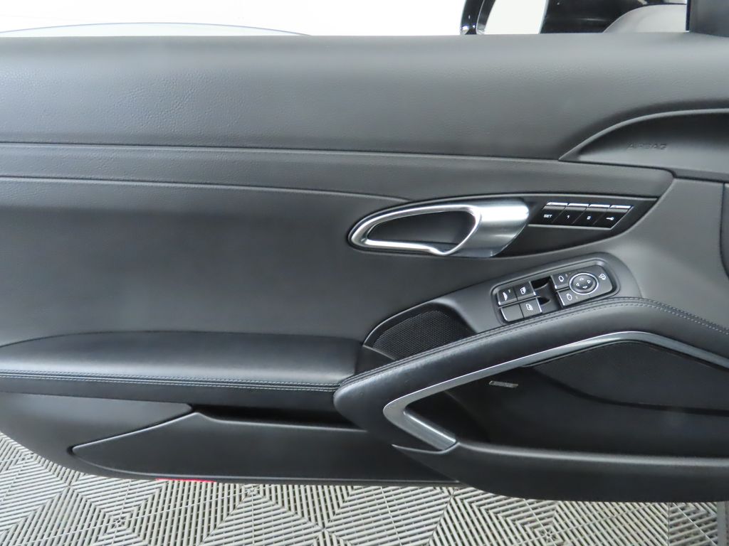 Thumbnail: 2016 Porsche 911 - 32