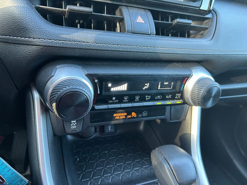 Thumbnail: 2021 Toyota RAV4 - 25