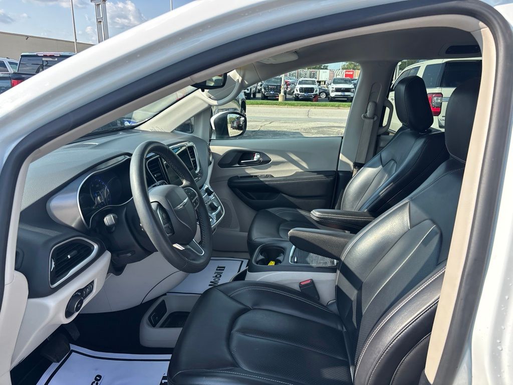 Used 2023 Chrysler Pacifica Van