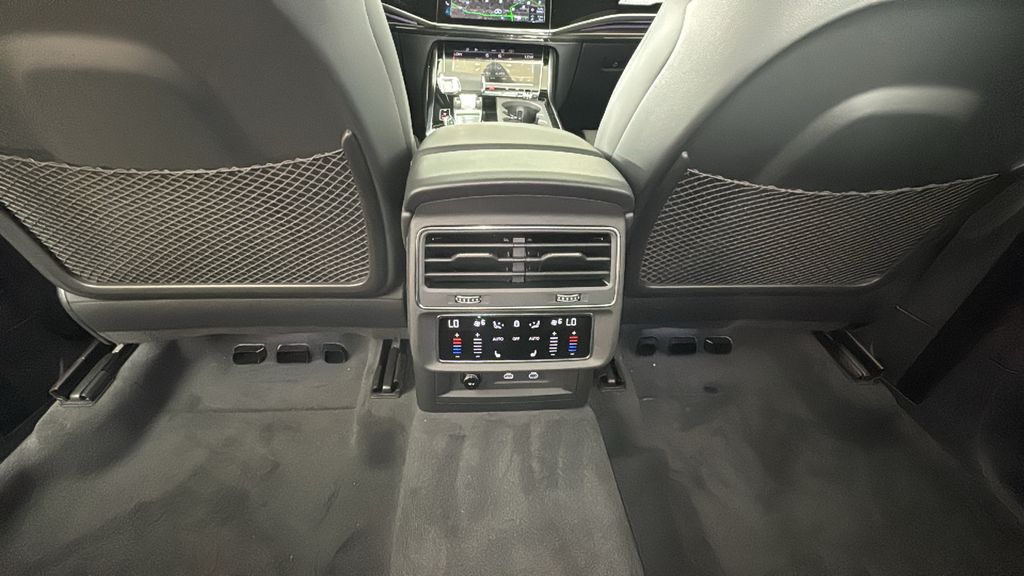 Thumbnail: 2025 Audi Q8 - 25