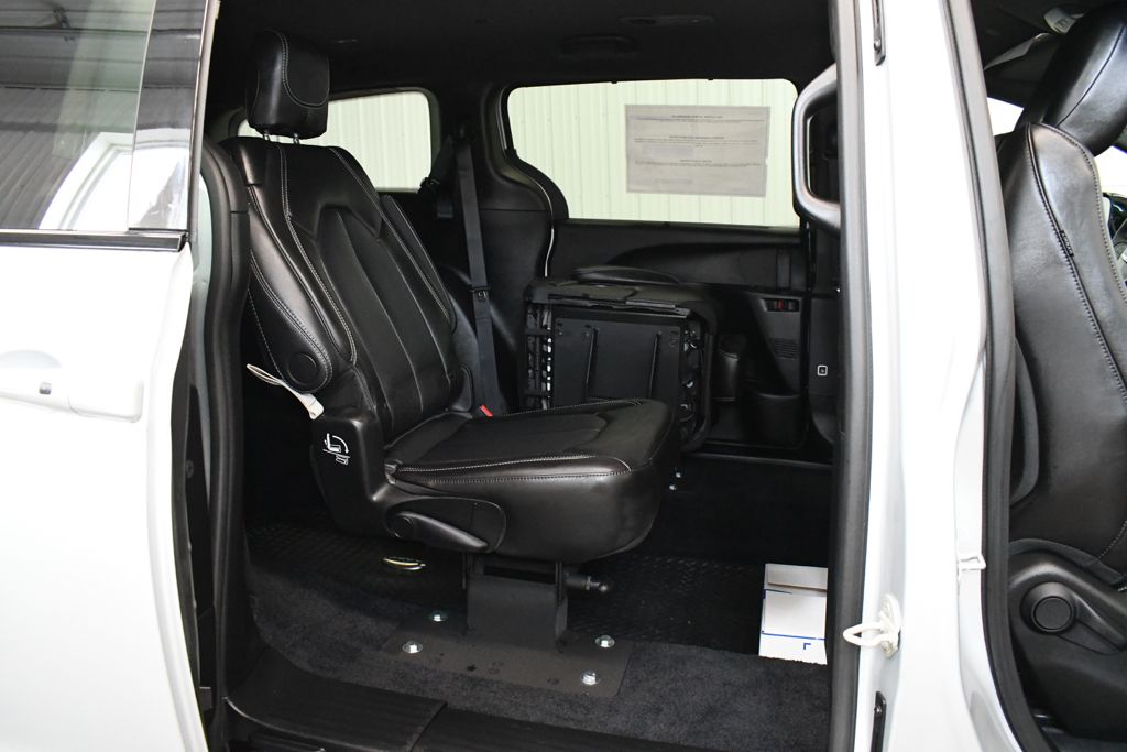 Used 2026 Silver Chrysler Select image 28