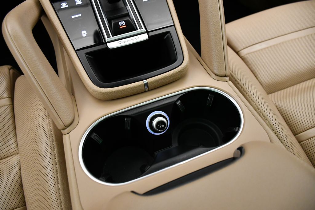 Thumbnail: 2022 Porsche Cayenne - 32