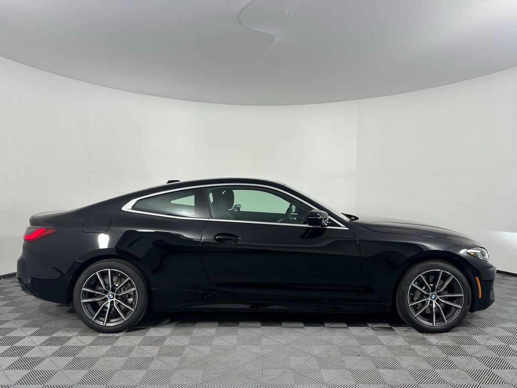 Thumbnail: 2025 BMW 4 Series - 4