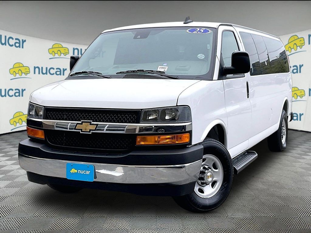 2025 Chevrolet Express 3500 — photo 3