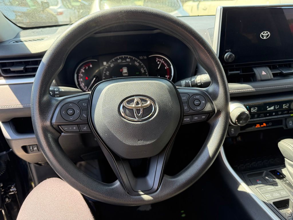2025 Toyota RAV4 XLE - Photo 9