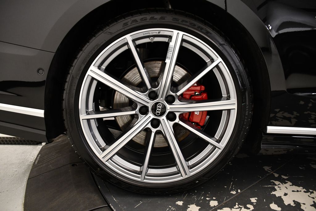 Thumbnail: 2025 Audi S8 - 14