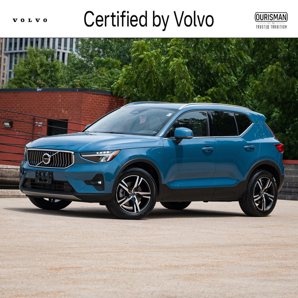 2023 Volvo XC40 B5 Plus Bright Theme