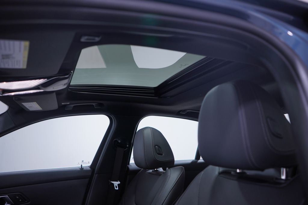 Thumbnail: 2025 BMW 3 Series - 8