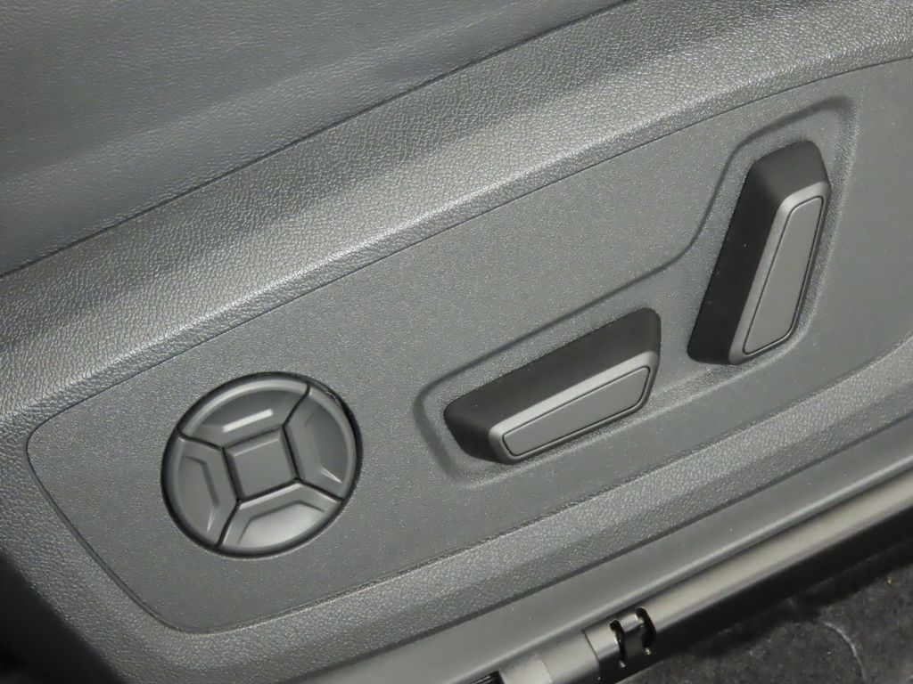 Thumbnail: 2025 Audi Q6 e-tron - 31