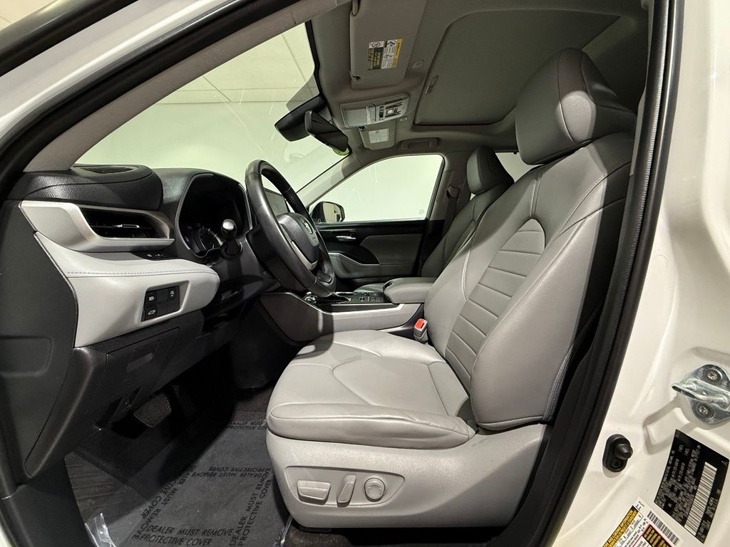 Thumbnail: 2023 Toyota Highlander - 13