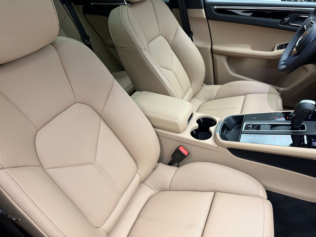 Thumbnail: 2026 Porsche Macan - 32