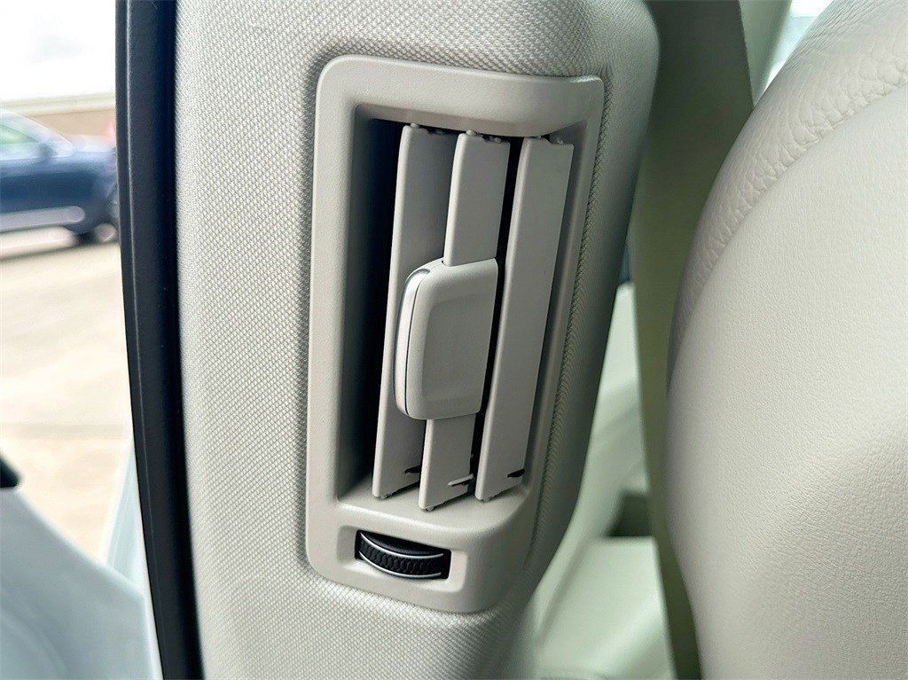 New 2025 Crystal White Volvo T8 Plus image 28